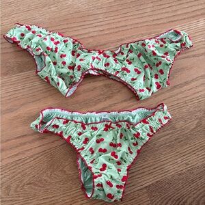 Frankie’s bikinis set 🍒